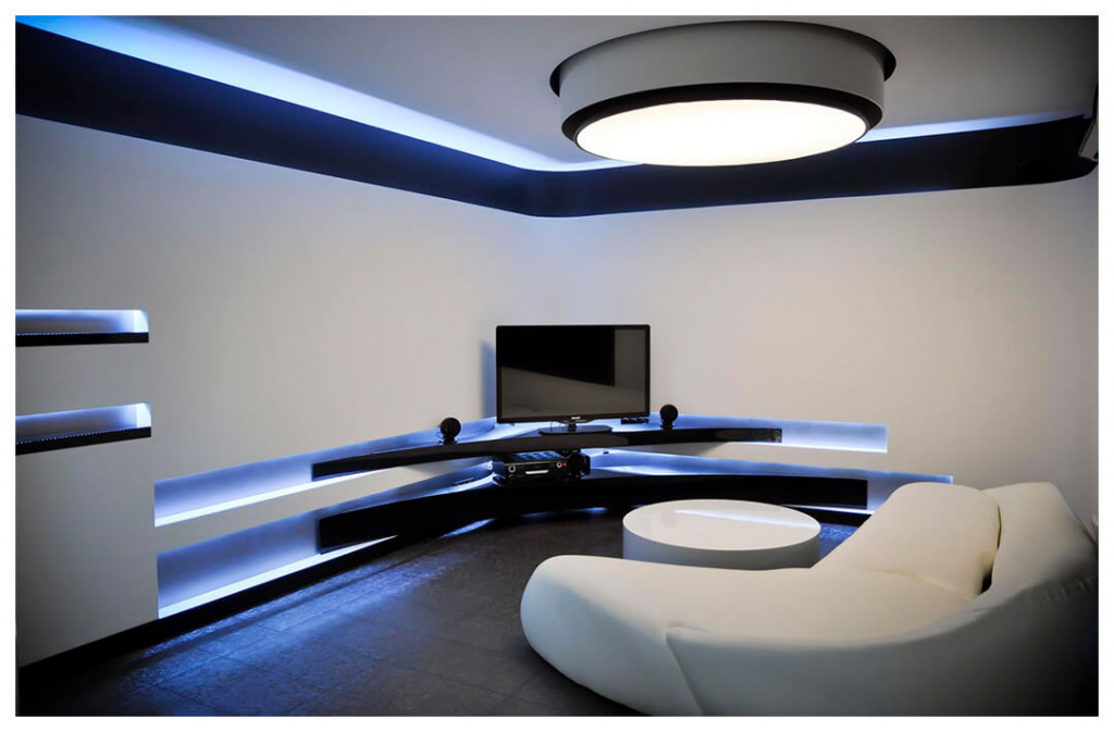 Современный дизайн интерьера гостиной в стиле хай-тек с синей подсветкой 
