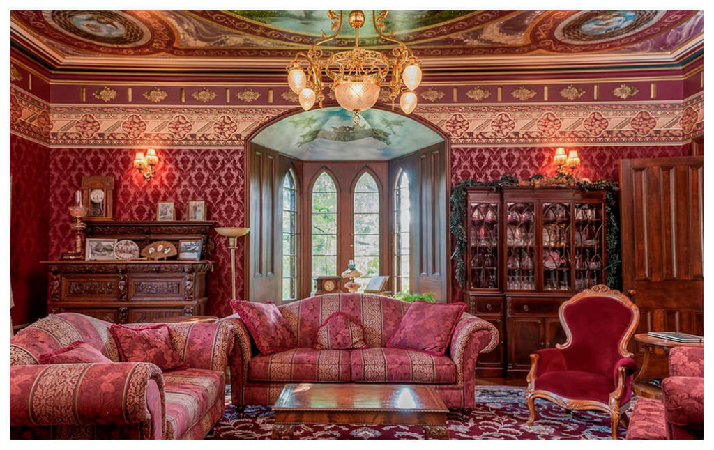 Роскошный красный интерьер гостиной комнаты в стиле рококо 
